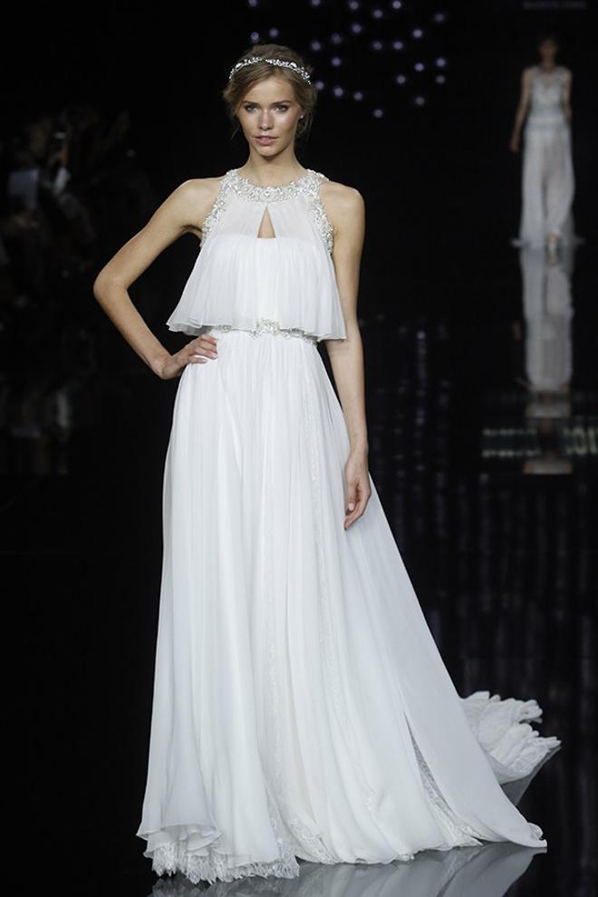 Nuevos volúmenes en el desfile de Pronovias 2016