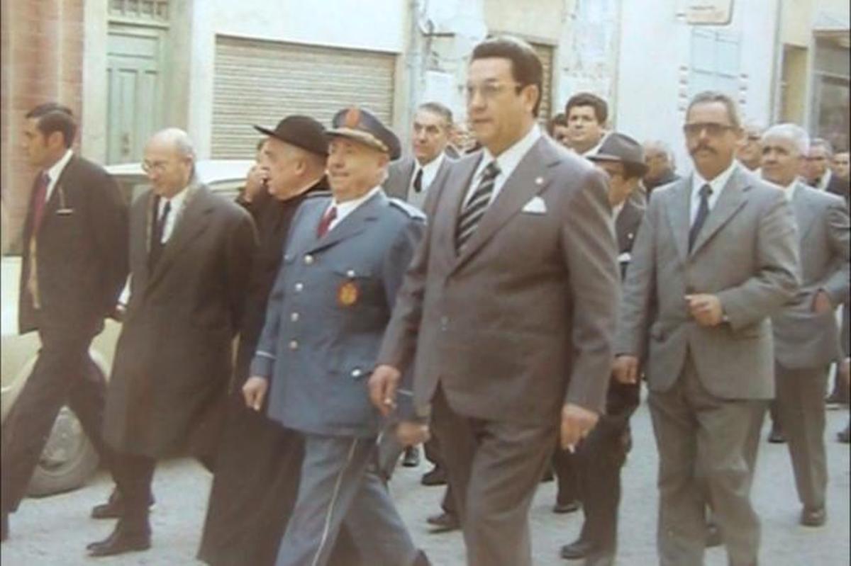 Homenaje a don José Albert Hurtado. Pasacalles con autoridades el 25 de diciembre de 1975.