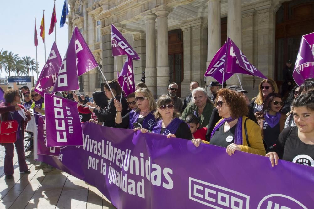 Concentración y lectura de manifiesto por el Día de la Mujer en Cartagena