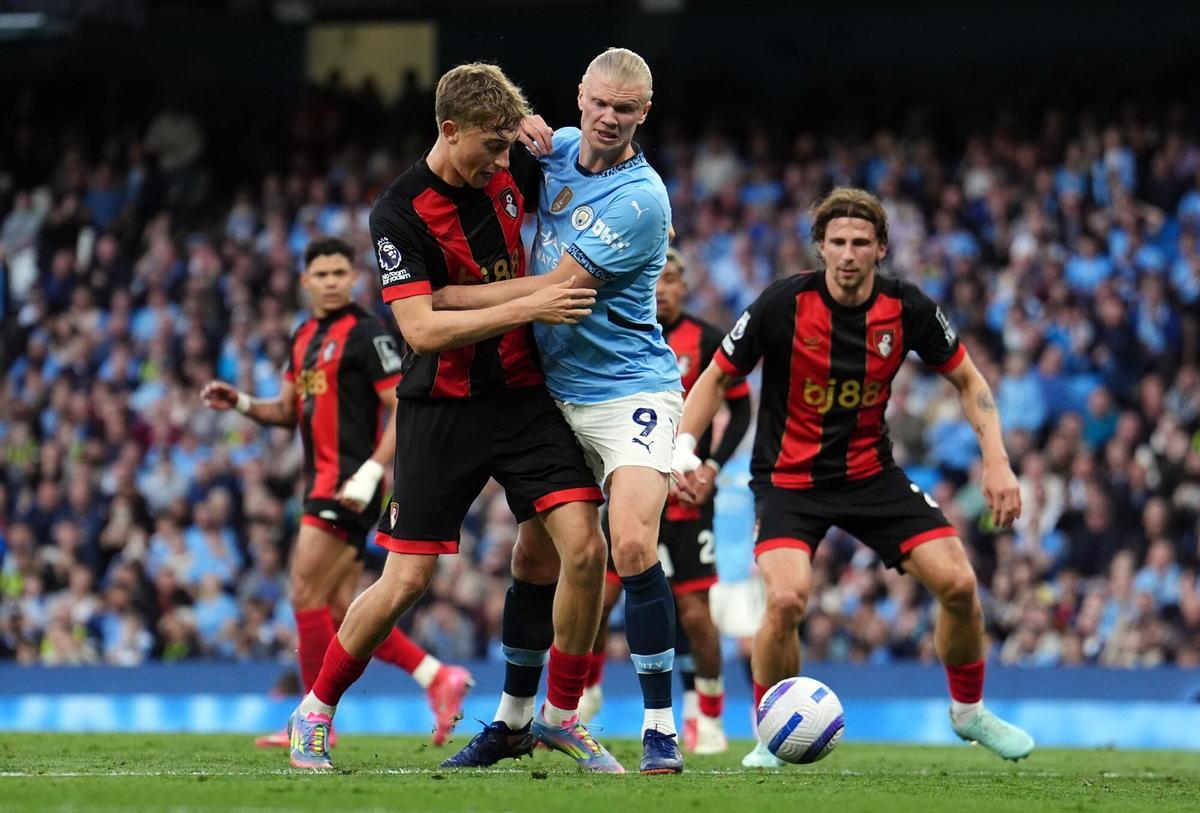 20 May 2025, United Kingdom, Manchester: Bournemouth's Dean Huijsen (L) and Manchester City's Erling Haaland battle for the ball during the English Premier League soccer match between Manchester City and AFC Bournemouth at the Etihad Stadium. Photo: Martin Rickett/PA Wire/dpa 20/05/2025 ONLY FOR USE IN SPAIN. Martin Rickett/PA Wire/dpa;soccer;football;sports;England Premier League - Manchester City vs AFC Bournemouth