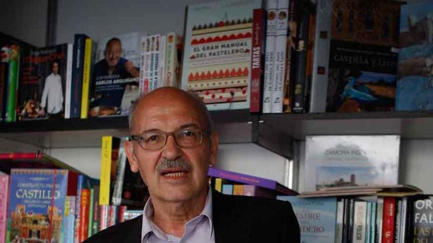 El autor Virgilio Ortega con su libro.