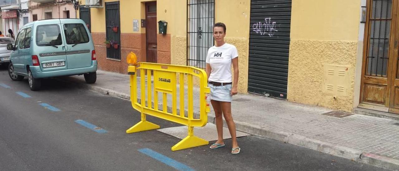 Olivia Reus, ayer, junto a la rejilla de la alcantarilla tapada donde se le quedó el lunes la pierna atrapada hasta la rodilla.