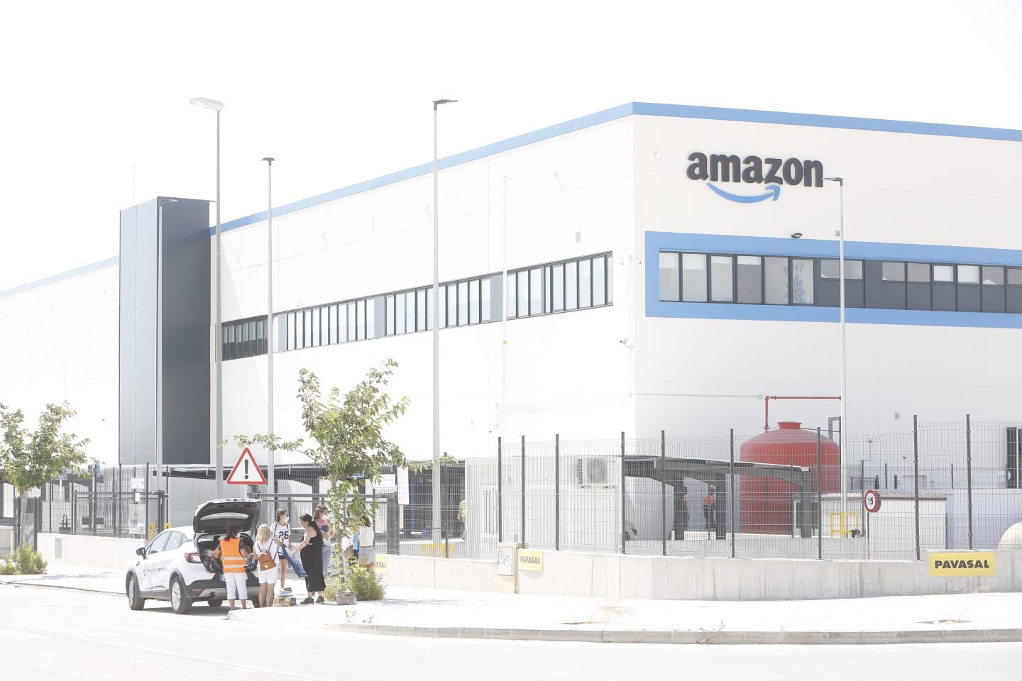 Amazon prepara su centro logístico en Alicante