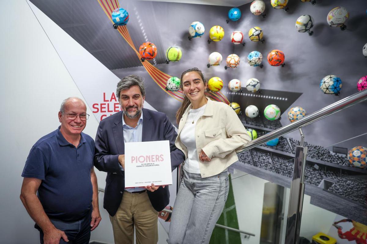 Álvaro Montoliu, Joan Carles Moreno y Carla Borràs, autores de 'Pioners' (125 años de la Federació Catalana de Futbol)