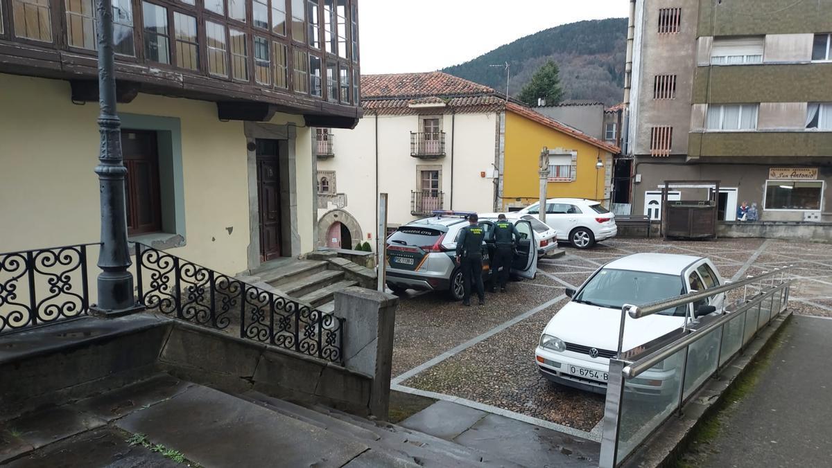 EN IMÁGENES: la entrada en el juzgado del vecino de Allande detenido por apuñalar a su excuñado