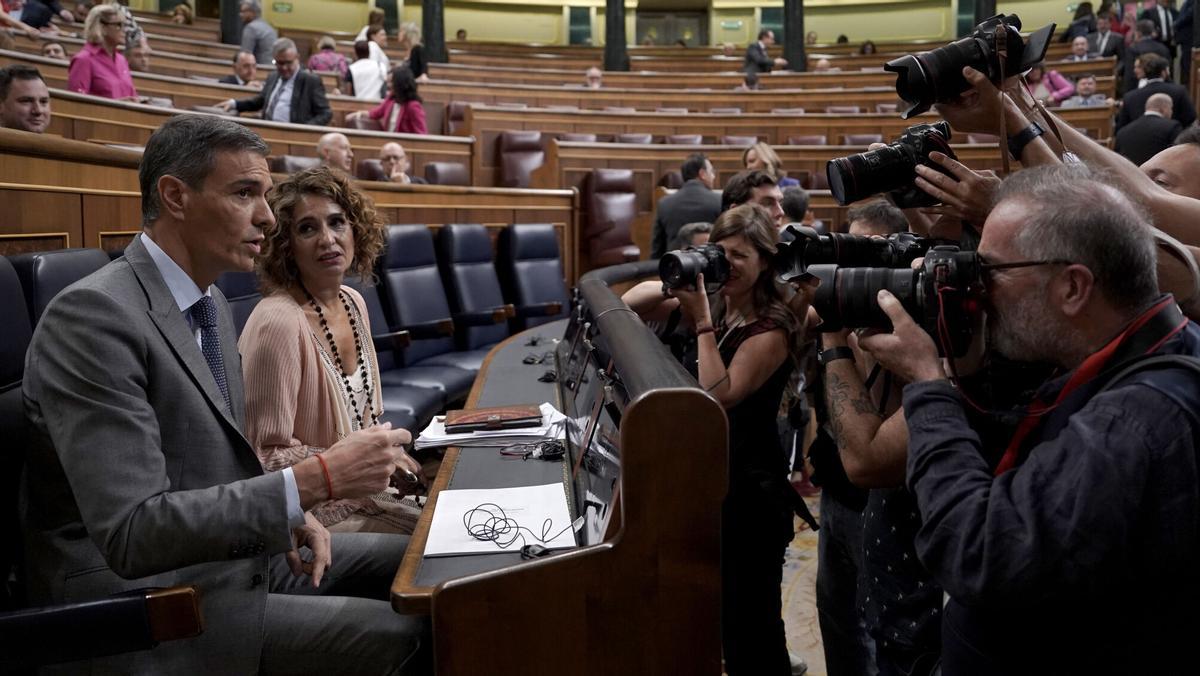 El presidente del Gobierno, Pedro Sánchez, y la vicepresidenta primera y ministra de Hacienda, María Jesús Montero, durante la última sesión de control en el Congreso.