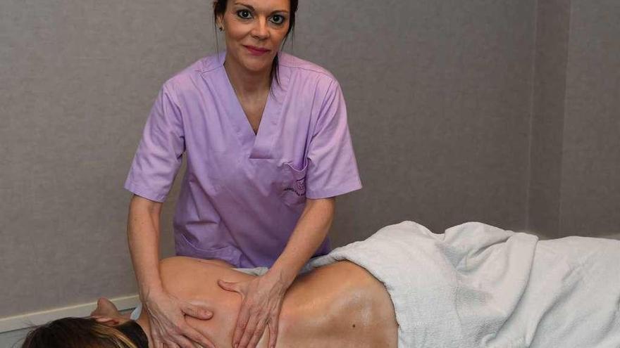 Beatriz Aristín, tratando a una paciente en su Centro de Fisioterapia.