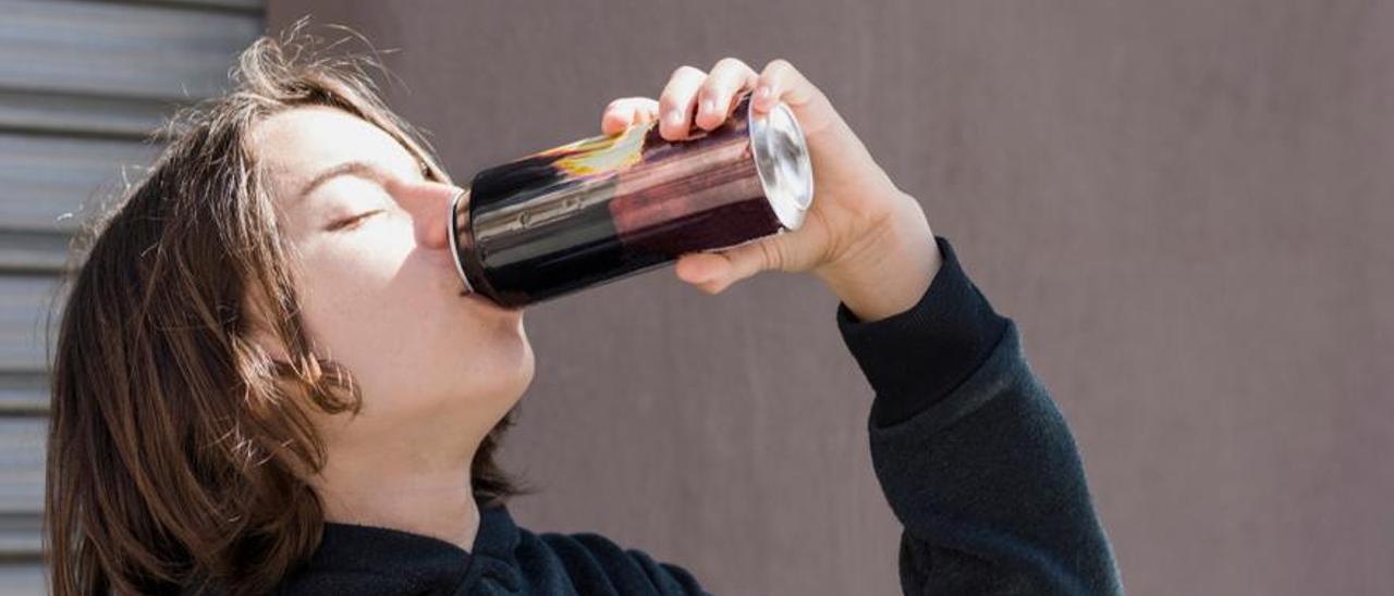 Un adolescente consume una bebida energética.