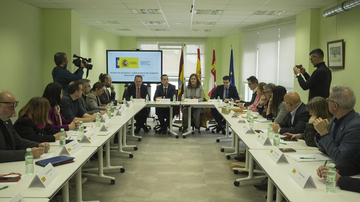 Un momento previo al comienzo de la Comisión Territorial de Asistencia a la delegada del Gobierno celebrada en Benavente.