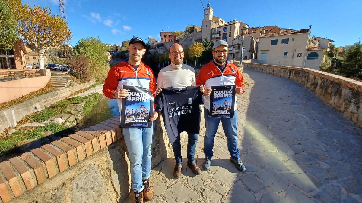 Presentació del Duatló Sprint de Gironella. D'esquerra a dreta: Roger Ayala, secretari de l’Esport Ciclista Gironella; David Font, alcalde; i Josep Riu, tresorer de l'entitat