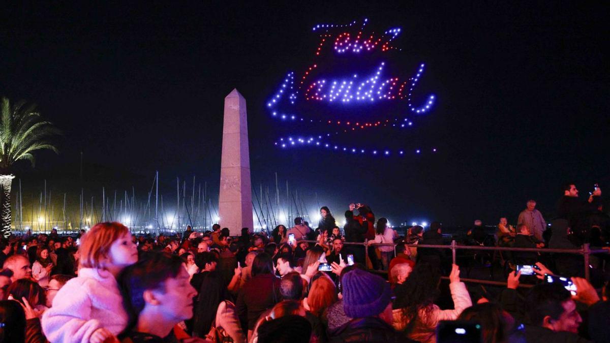 La explanada del Puerto acogió el espectáculo que marcó el inicio de las fiestas en Cartagena. | IVÁN URQUÍZAR