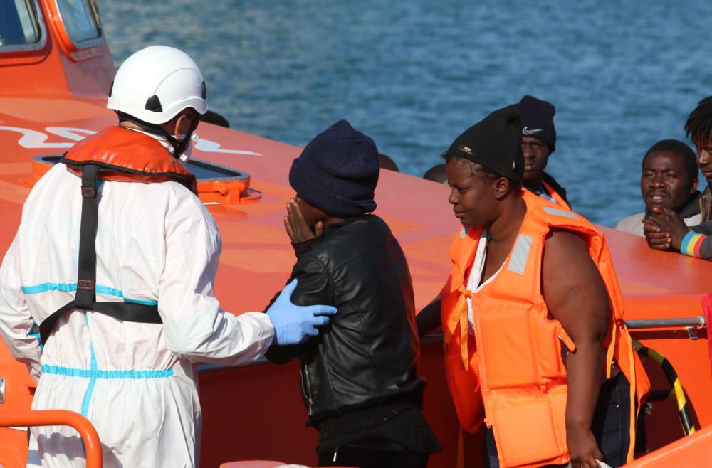 Llega una patera con medio centenar inmigrantes al puerto de Málaga