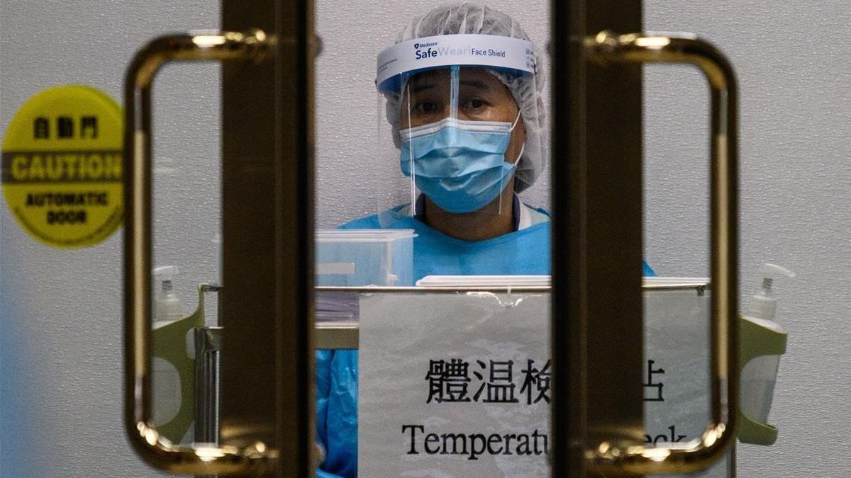 Un sanitario en un control para medir la temperatura corporal en el Hospital Princesa Margarita de Hong Kong, el 4 de febrero del 2020