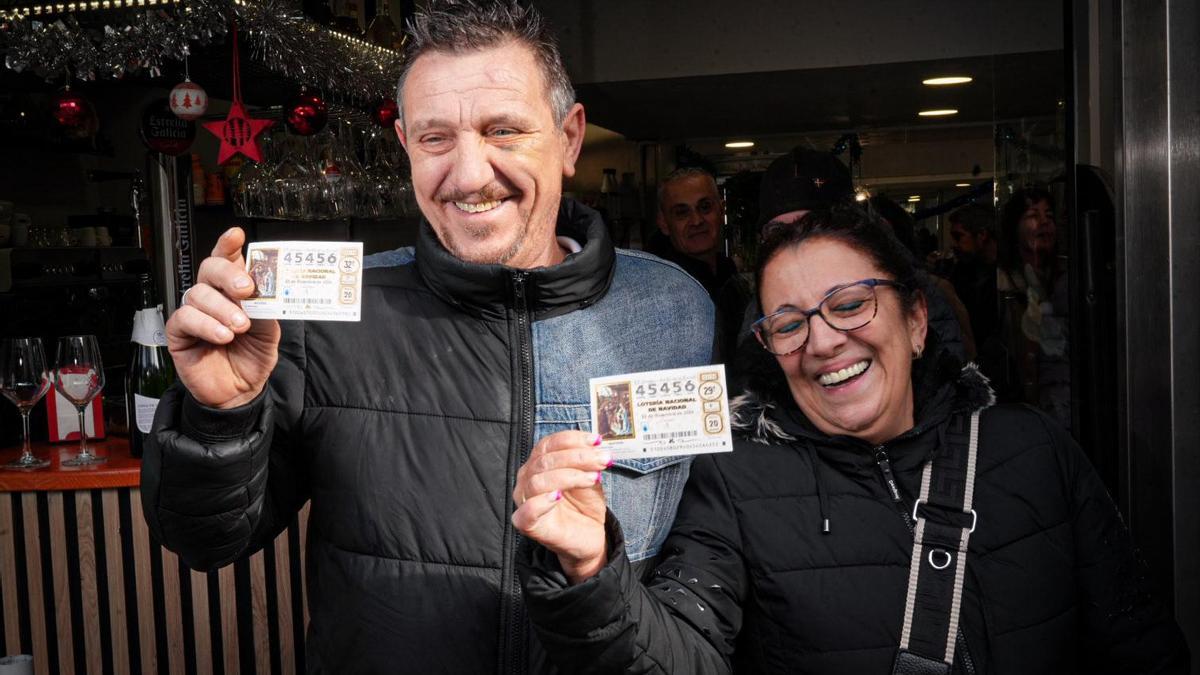 José Luis, el agredido, y la propietaria del bar, que le regaló el décimo.