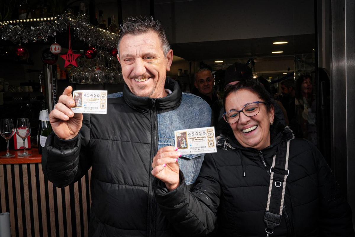 José Luis, el agredido, y la propietaria del bar, que le regaló el décimo.