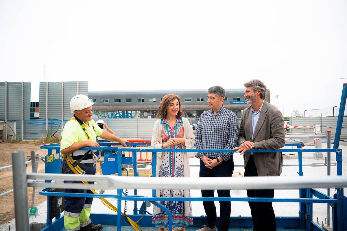 La conselleira, el alcalde y el presidente de Augas con un operario en la plataforma para bajar al tanque de tormentas.