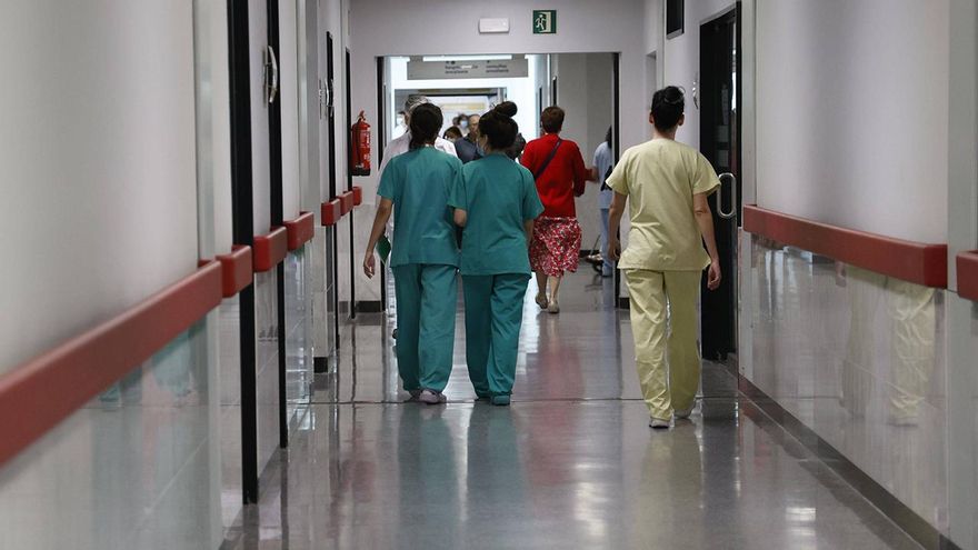 Una jueza de Vigo falla que el cambio de turno de enfermeras y auxiliares es tiempo de trabajo: «Transmitir la información es de absoluta necesidad»