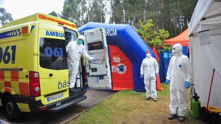 El punto de descontaminación habilitado por Protección Civil en el Hospital do Salnés. // Iñaki Abella