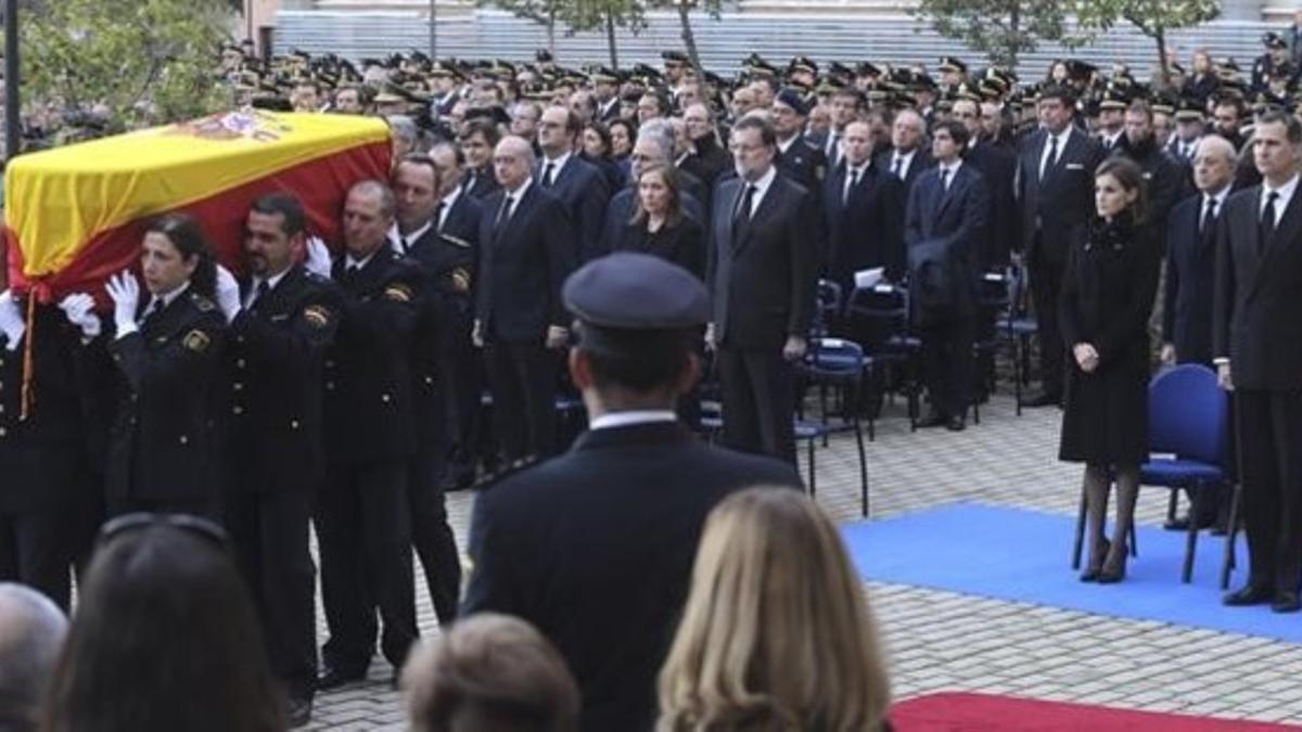 Los Reyes (derecha) presiden el funeral en honor de los agentes fallecidos en Kabul, este martes, en Madrid.