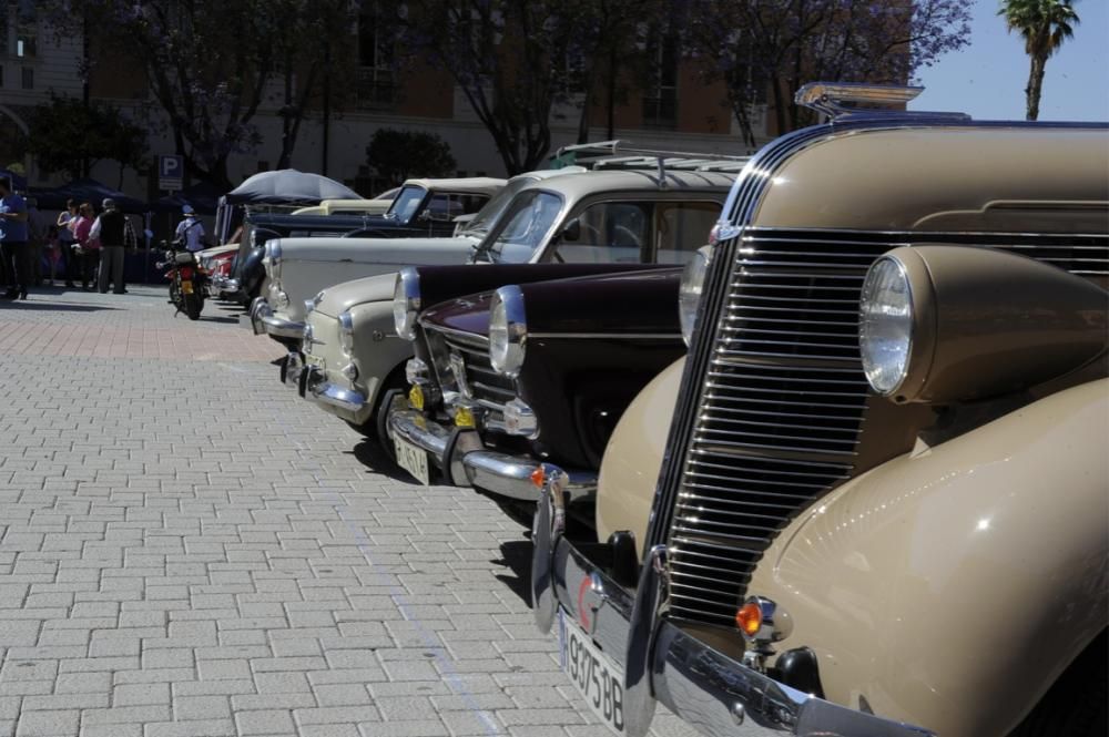 Lo coches antiguos conquistan  el Cuartel de Artillería