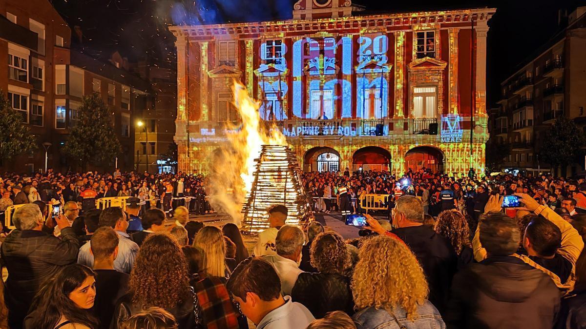 La Foguera de San Xuan, en el Ayuntamiento de Mieres