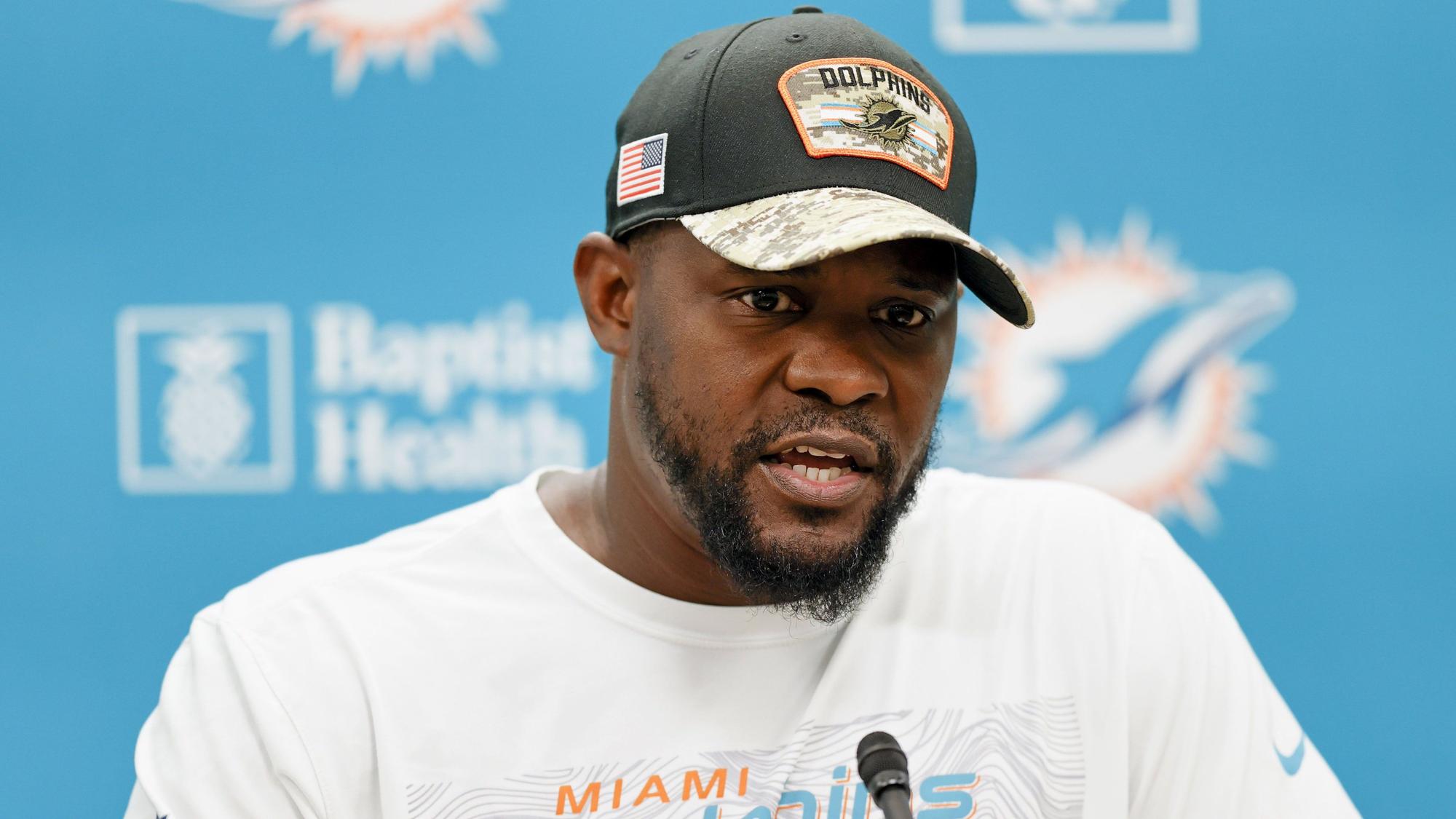 Brian Flores, cuando entrenaba a los Miami Dolphins | Twitter ENH Deportes