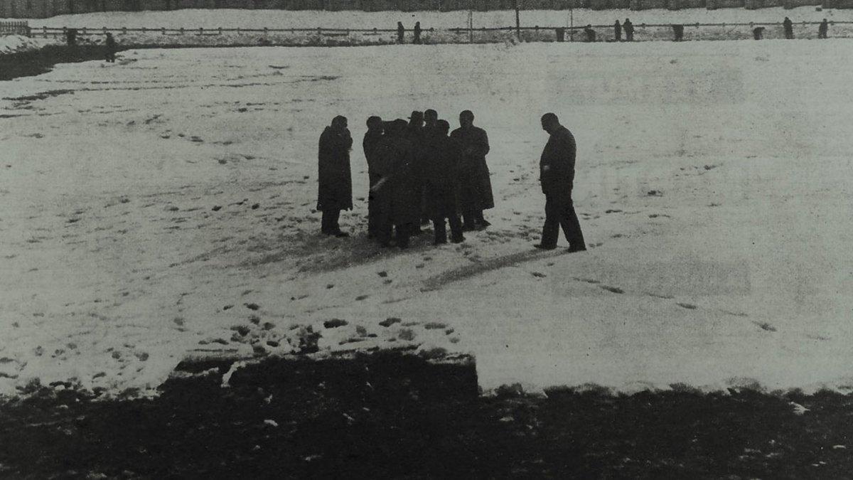 El árbitro y los representantes del Deportivo Alavés y del FC Barcelona reunidos sobre la nieve tomando la decisión de aplazar el partido del domingo 26 de febrero de 1956 al martes 28