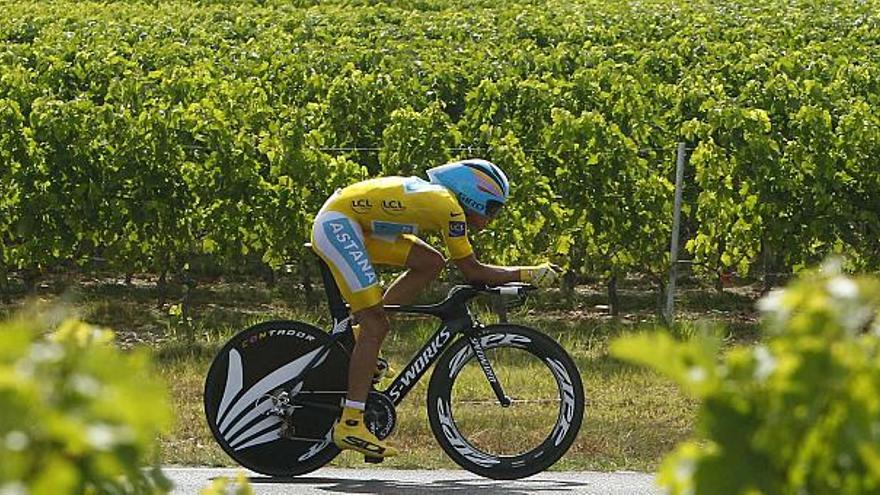 Contador atraviesa los viñedos de la zona de Burdeos, ayer, durante la última contrarreloj del Tour de Francia.