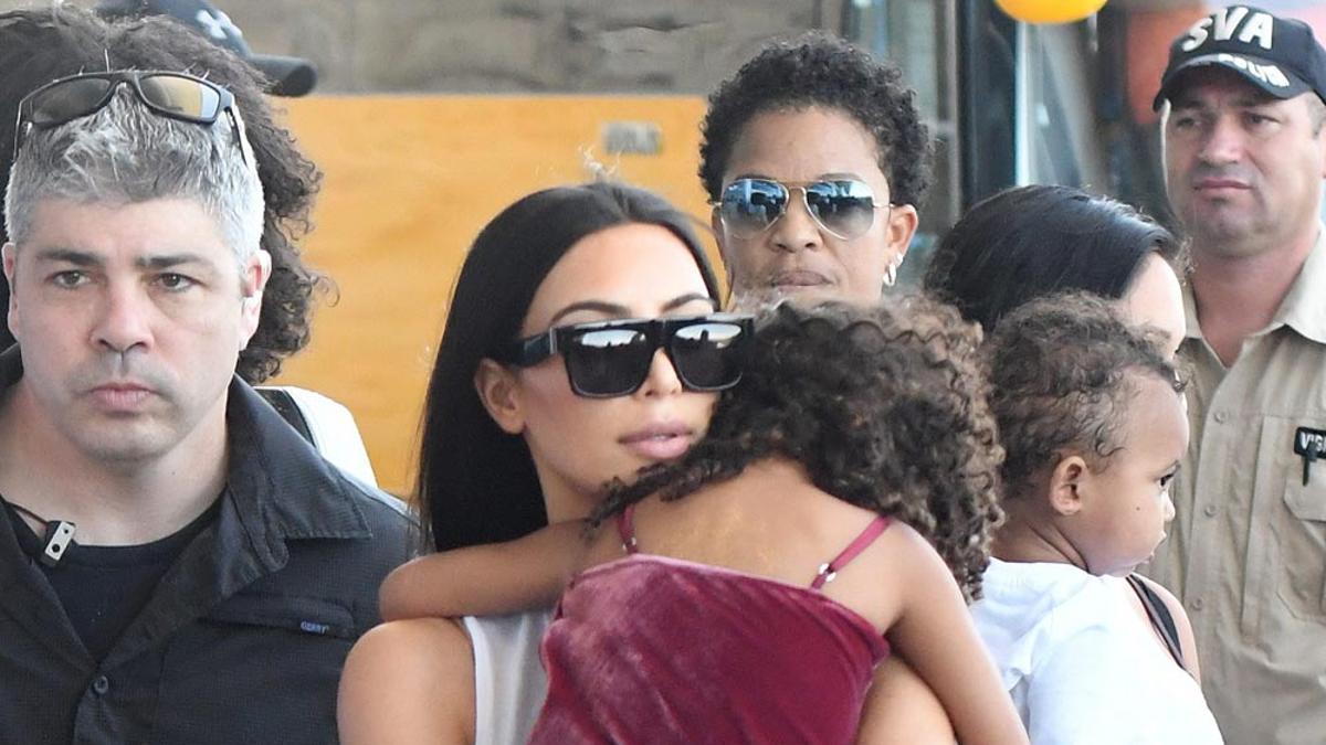 Kim Kardashian, con Nori en brazos tras volver de Costa Rica