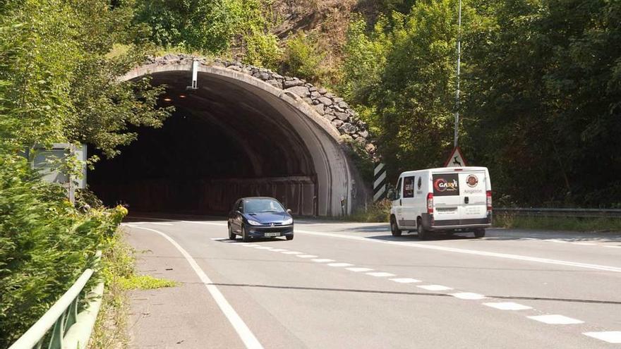 Vehículos circulando por el Corredor del Nalón a la altura de los túneles de Sotrondio.