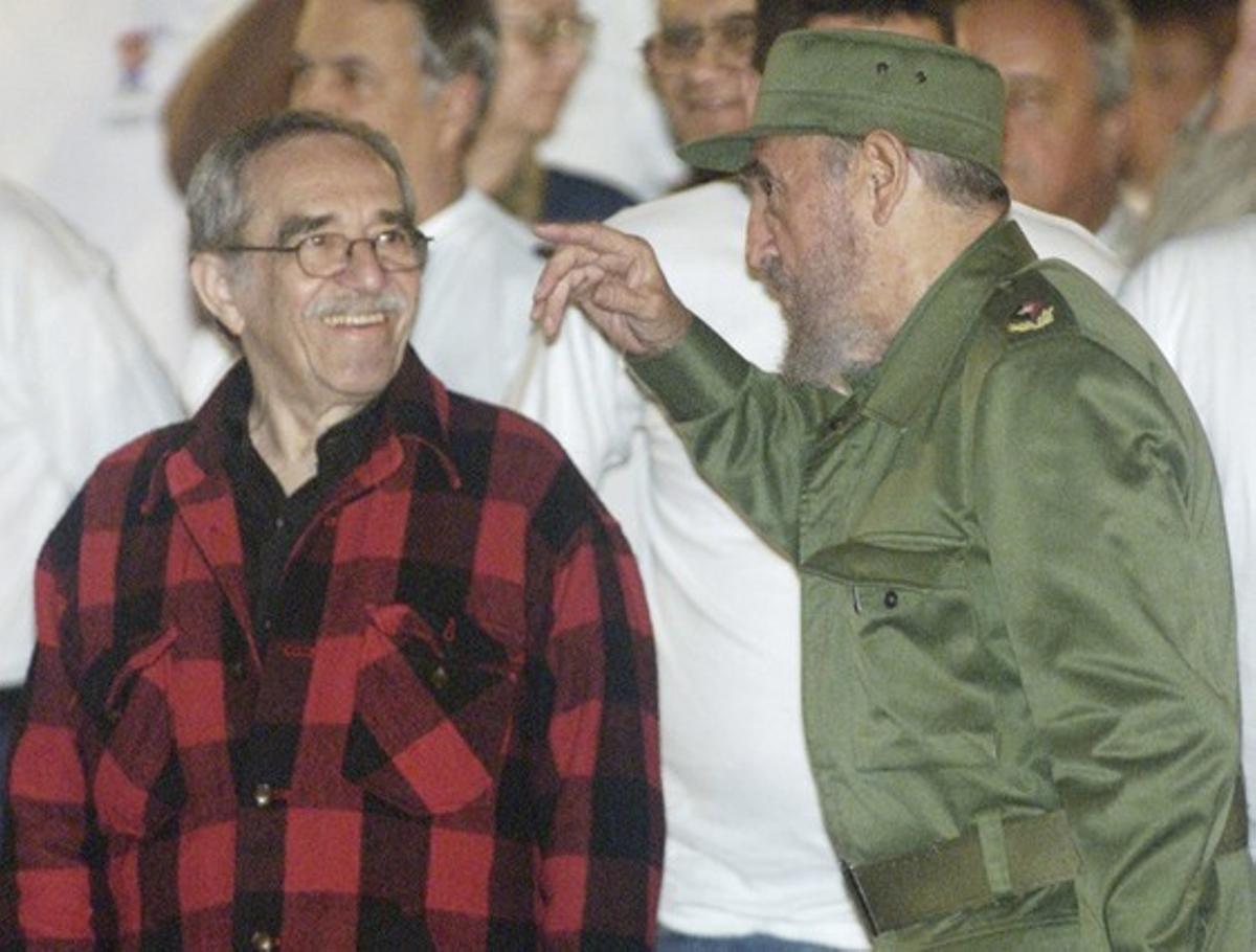 Gabriel García Márquez (esquerra), en una foto d’arxiu amb Fidel Castro.