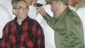 Gabriel García Márquez (esquerra), en una foto d’arxiu amb Fidel Castro.