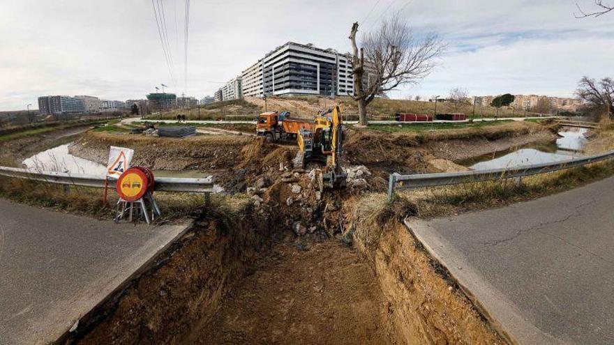 Las obras para soterrar líneas de media y alta tensión en Parque Venecia avanzan en el cauce del canal