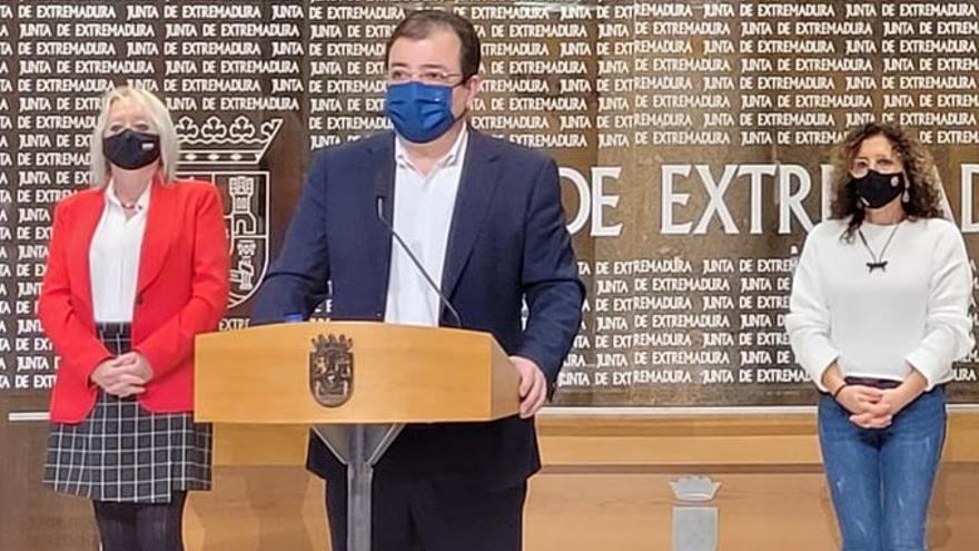 El presidente de Extremadura, Guillermo Fernández Vara, esta mañana en rueda de prensa.