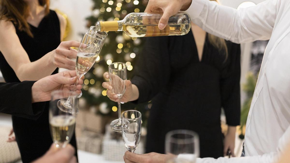 Cómo comportarse en una cena de empresa, según una abogada laboralista: "No hay que hablar sobre..."