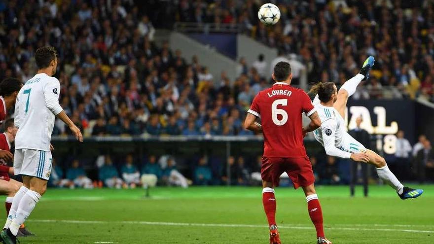 Gareth Bale remata de chilena para anotar el segundo gol de la noche en la final de Kiev. // Georgi Licovki