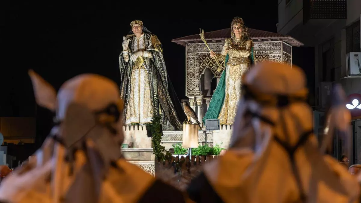Orihuela y Granada se fusionan en una Entrada Mora llena de lujo y poder