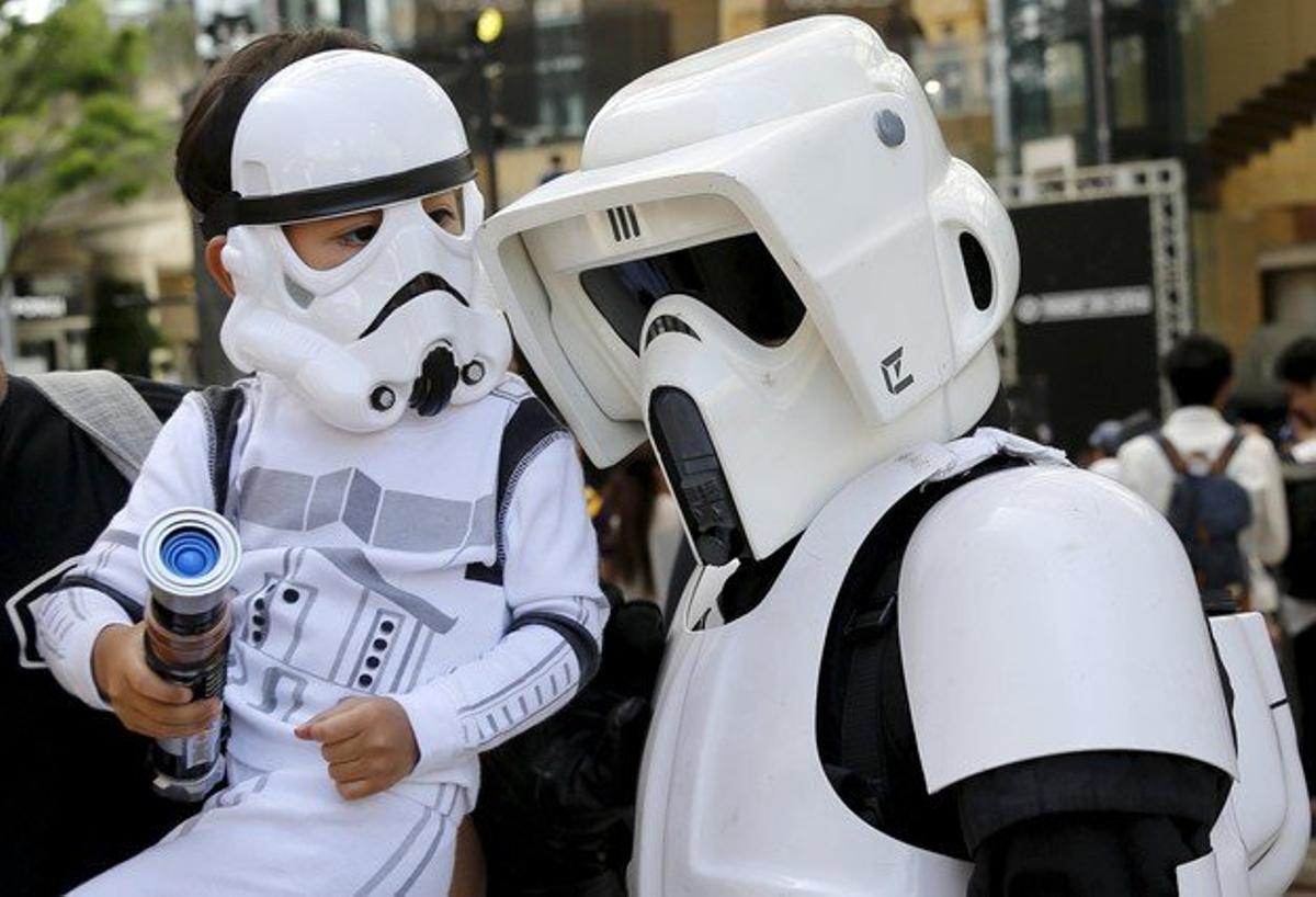 Un ’scout trooper’ (derecha) y un ’storm tropper’, en el evento de fans de ’Star Wars’ de Tokio.