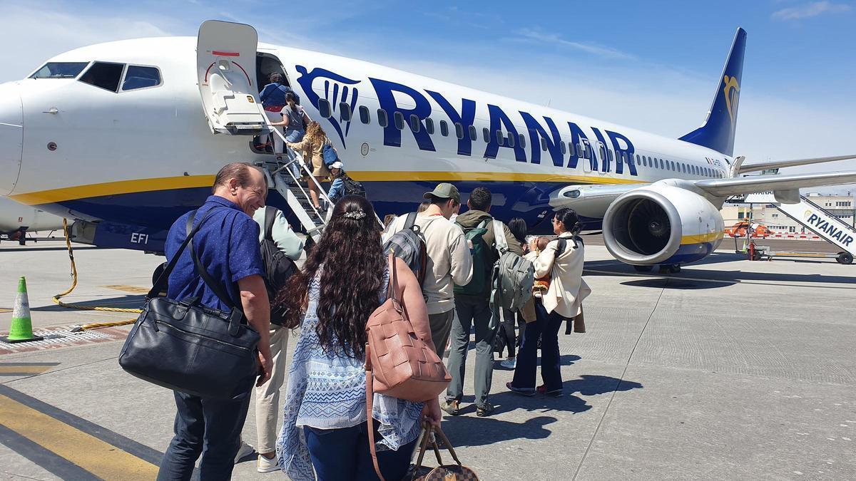 Un grupo de pasajeros embarcando en un avión de Ryanair en el aeropuerto de Santiago