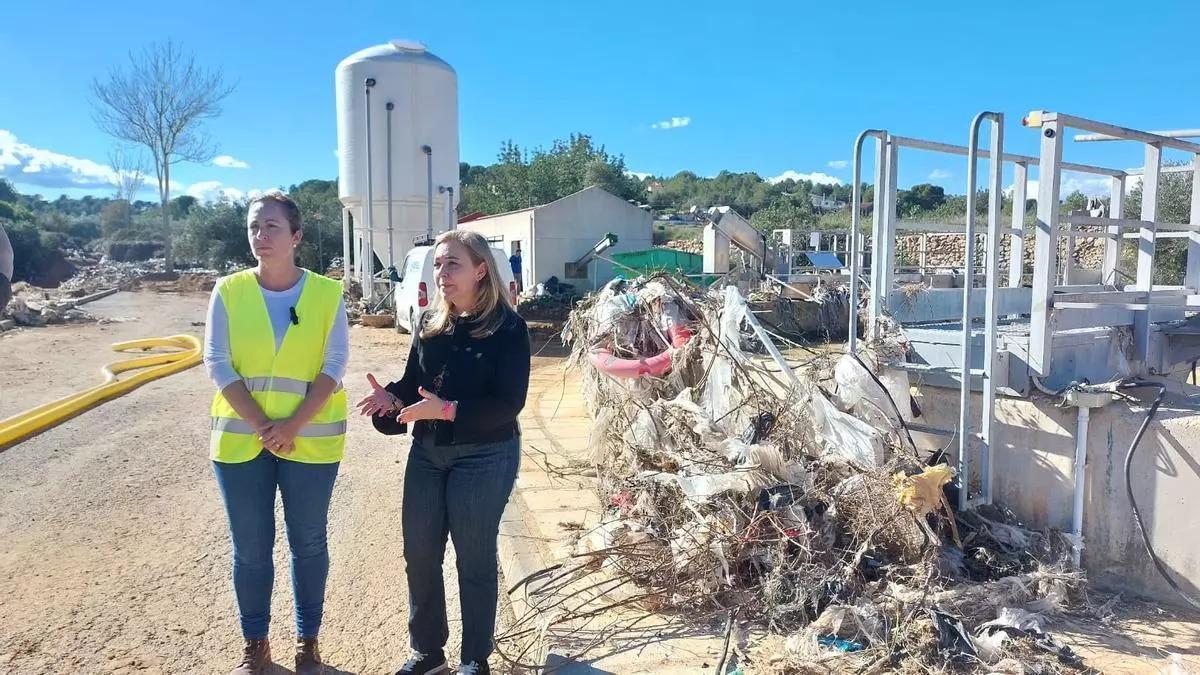 La alcaldesa de Godelleta, Amparo Pardo, visita junto a la vicepresidenta de la Diputación, Natalia Enguix, la depuradora destrozada por la dana