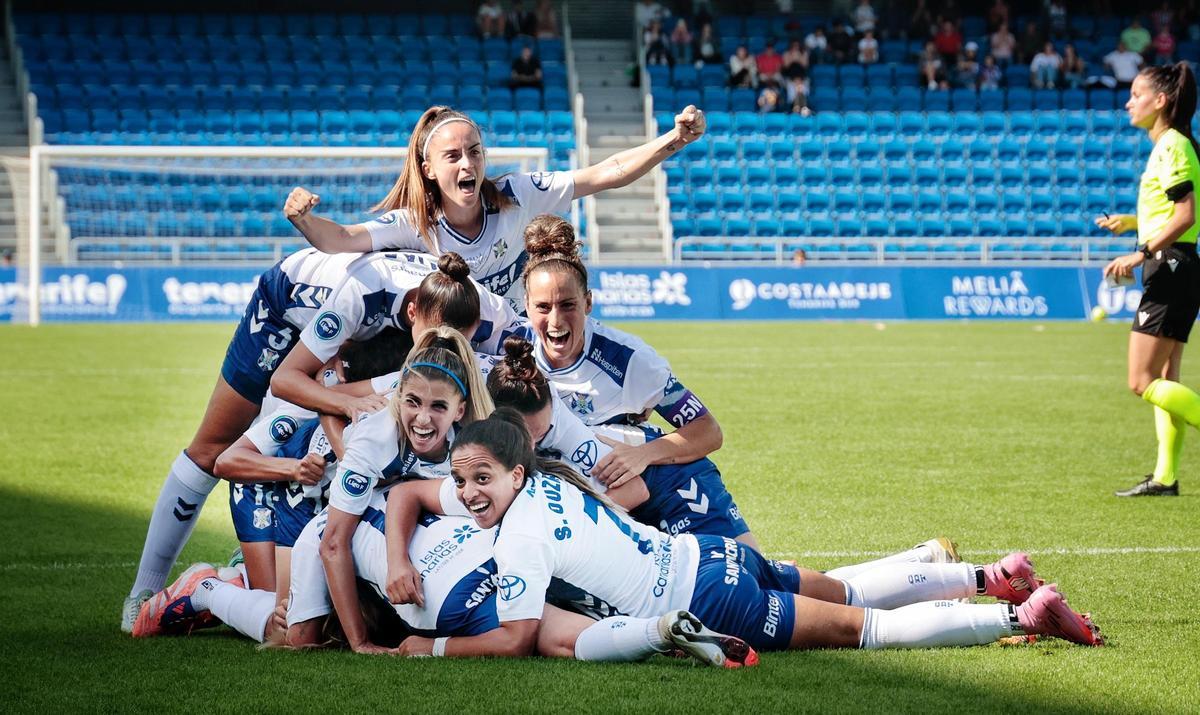 Las futbolistas del Costa Adeje Tenerife Femenino celebran el triunfo frente al Atlético de Madrid en el duelo de Liga F.
