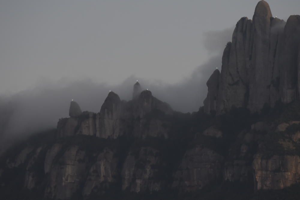 «Llum i llibertat» il·lumina les agulles de Montserrat