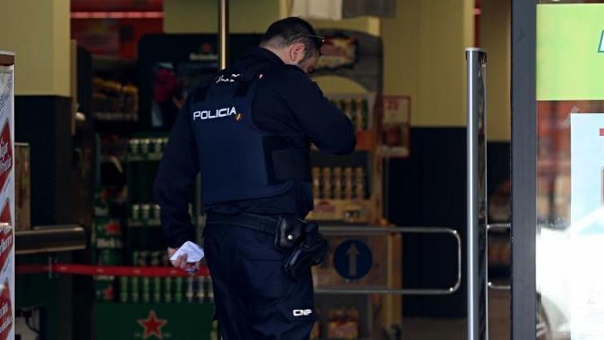 Uno de los policías en el supermercado en el que se produjo el atraco.