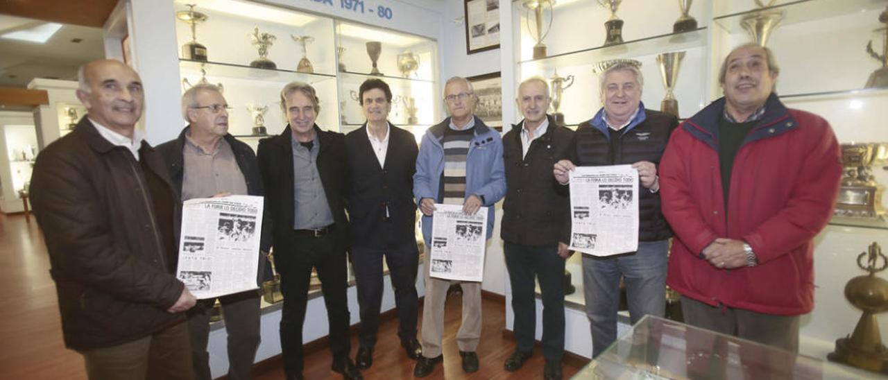 Waldo, Santi Castro, Rodilla, Manolo, Villar, Sánchez, Doblas y Juan Fernández, en el museo del Celta, con reproducciones de la crónica de su victoria sobre el Sevilla. // Adrián Irago