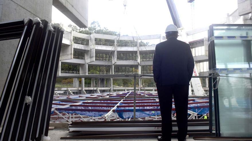 Una grúa especial coloca la espectacular cúpula del multiusos de Bastiagueiro