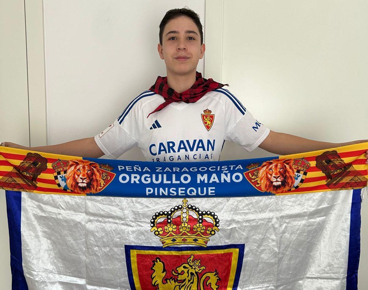 Rubén, con los regalos obtenidos en 2023 por parte de aficionados zaragocistas y del propio club.