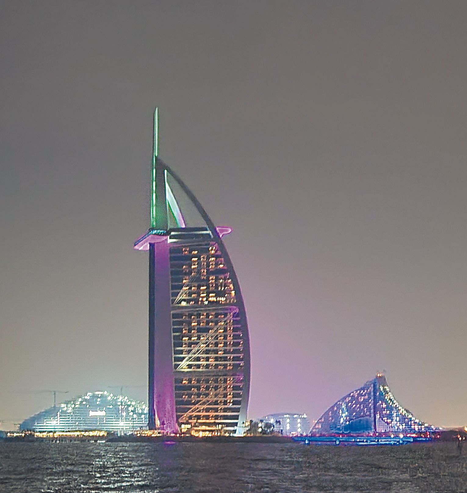 Vista del Burj Al Arab, desde un barco.