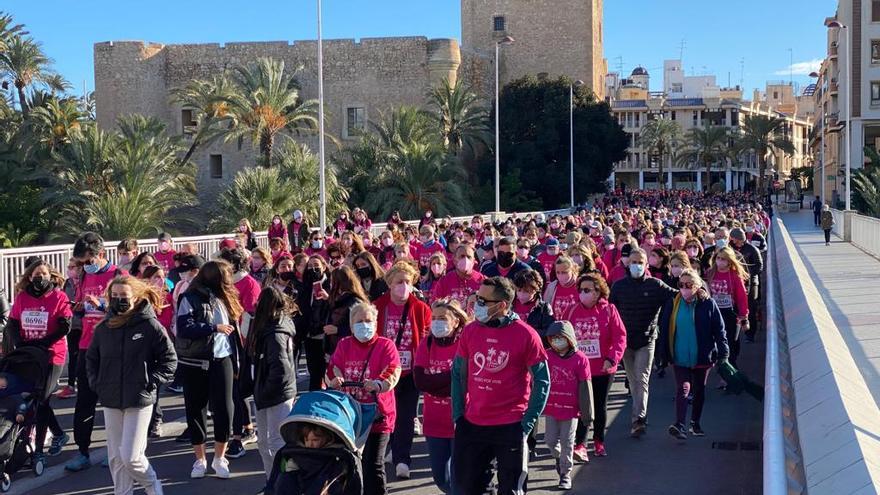 Numerosa marea rosa en Elche contra el cáncer de mama