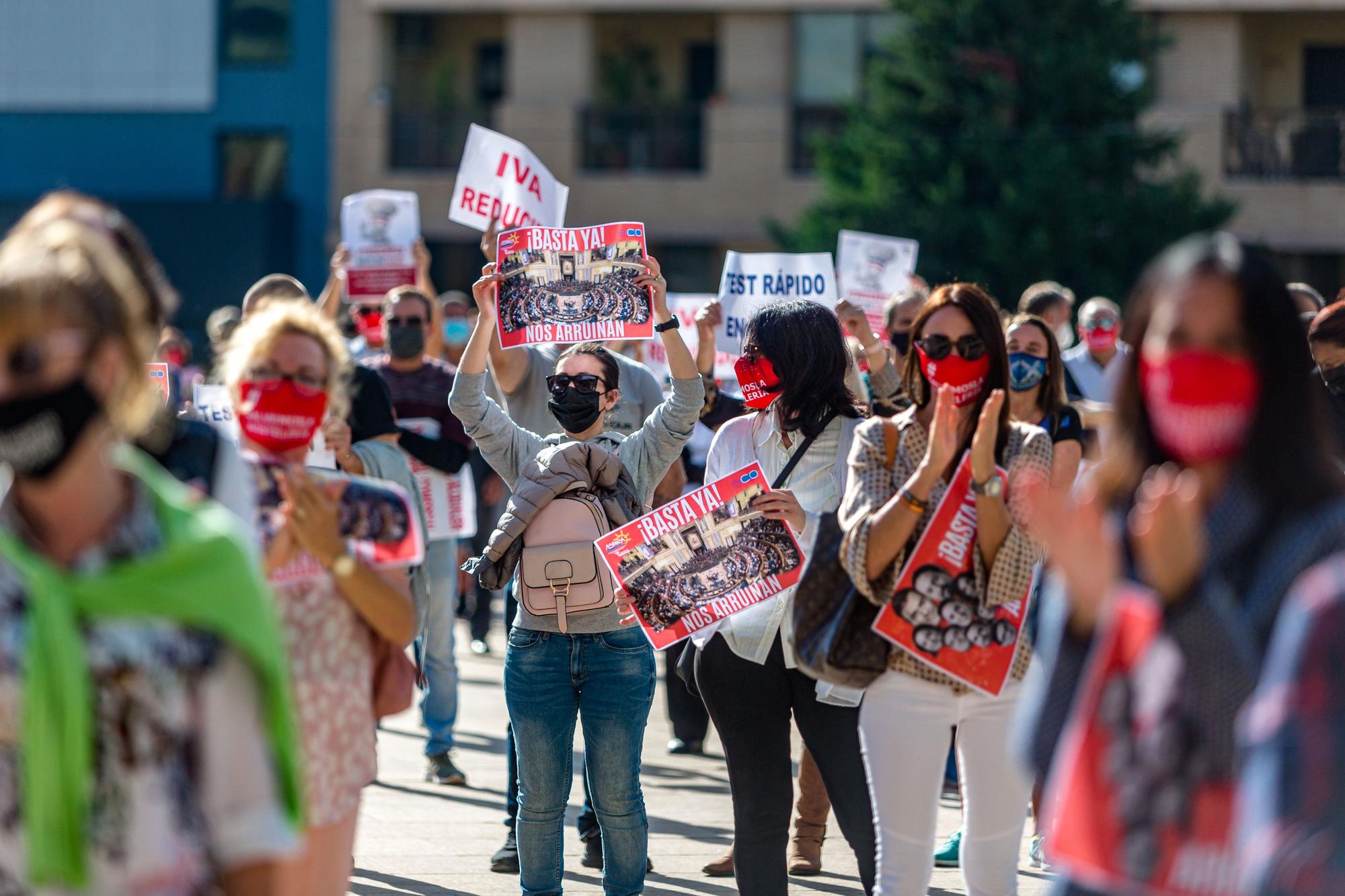 Hosteleros y comerciantes protestan en Benidorm contra las medidas del Gobierno