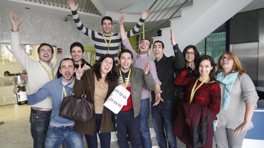 Algunos del grupo de 27 empleados de Everis agraciados con el cuarto premio, ayer en las instalaciones de la empresa.